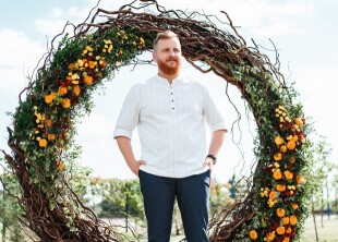 Ведущий Роман Мельник - лого