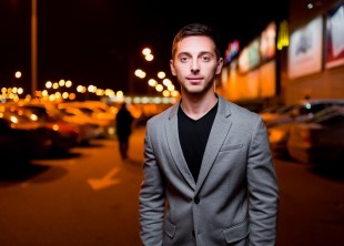 Ведущий Aлександр Дефо - лого