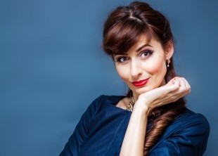 Ведущая Алена Янчинская и ТО Королевство праздника - лого